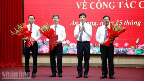 Trưởng Ban Tổ chức Trung ương Nguyễn Duy Ngọc trao quyết định cho đồng chí Lê Quang Tùng (thứ hai, từ trái qua), tặng hoa chúc mừng các đồng chí Nguyễn Tiến Hải (bìa phải) và Nguyễn Thanh Nhàn nhận nhiệm vụ mới.
