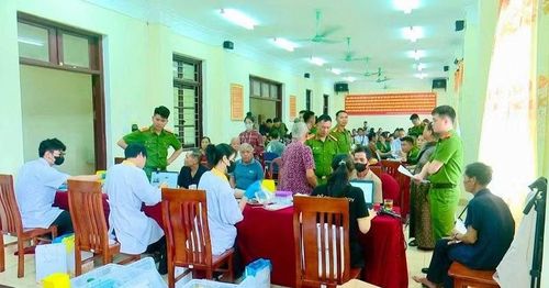 Công an xã Mường Ảng hỗ trợ và đón tiếp thân nhân liệt sĩ trên địa bàn tại điểm lấy mẫu ADN.