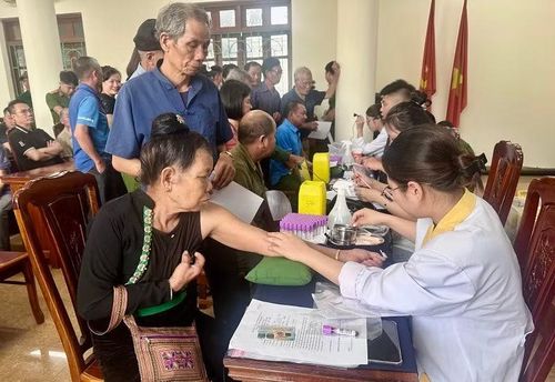  Thân nhân liệt sĩ được hỗ trợ lấy mẫu. 