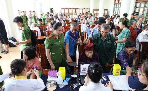  Điểm lấy mẫu tại nhà khách Trúc An trên địa bàn phường Điện Biên Phủ có đông thân nhân nhưng đều được đón tiếp, bố trí các bàn đợi khoa học. 