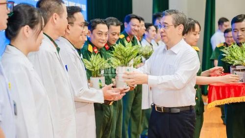 Chủ tịch Ủy ban Mặt trận Tổ quốc Việt Nam Thành phố Hồ Chí Minh Nguyễn Phước Lộc tặng cây cho y, bác sĩ tham gia chương trình.