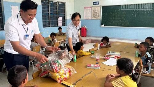 Các tình nguyện viên tặng quà cho học sinh sau mỗi buổi học, đem đến cảm giác ấm áp của một mái nhà chung giữa thầy và trò.