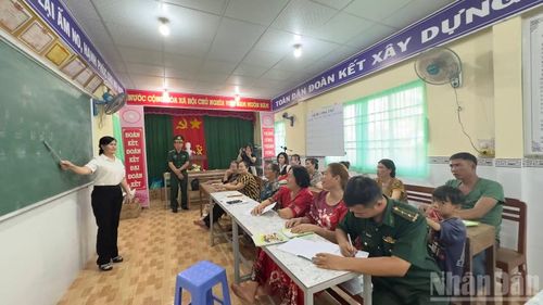 Chị Đào Thị Thanh An trực tiếp đứng lớp và duy trì đều đặn các buổi học hằng tuần.