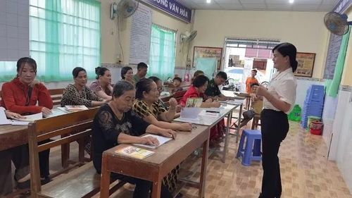 Quang cảnh lớp học xóa mù chữ tại Nhà văn hóa Ấp 7, xã Cái Đôi Vàm.