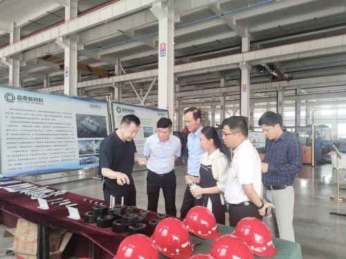 Đoàn công tác của Công ty Cổ phần Vận tải đường sắt (Traravico) và Công ty Trách nhiệm hữu hạn Một thành viên Logistics Viettel khảo sát hoạt động logistics và hàng hóa trên tuyến vận tải đường sắt quốc tế Việt Nam-Trung Quốc.