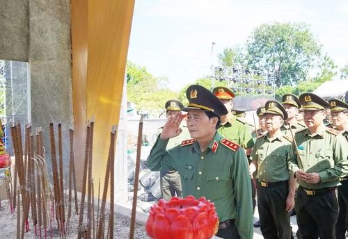 Thượng tướng Lê Quốc Hùng cùng đoàn công tác dâng hương tại Nghĩa trang Liệt sĩ quốc gia Đường 9.