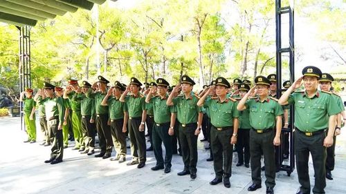 Đoàn công tác của Bộ Công an tri ân các Anh hùng liệt sĩ tại Nghĩa trang Liệt sĩ quốc gia Trường Sơn.