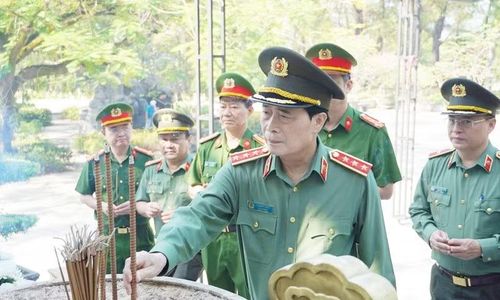 Thượng tướng Lê Quốc Hùng dâng hương tưởng niệm tại Nghĩa trang Liệt sĩ quốc gia Trường Sơn.