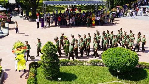 Đoàn công tác của Bộ Công an tri ân các Anh hùng liệt sĩ tại Di tích quốc gia đặc biệt Thành Cổ Quảng Trị.