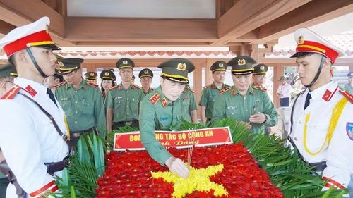 Thượng tướng Lê Quốc Hùng cùng đoàn công tác thực hiện nghi thức dâng hoa, dâng hương cho các Anh hùng liệt sĩ ở Bến thả hoa sông Thạch Hãn.