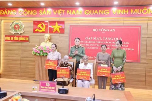 Thượng tướng Lê Quốc Hùng tặng quà cho các Mẹ Việt Nam Anh hùng và gia đình chính sách ở Quảng Trị.