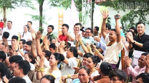 Khán giả hào hứng cổ vũ nhiệt tình các nghệ sĩ không chuyên biểu diễn trên sân khấu.