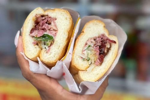Bánh mì - món ăn đầy hấp dẫn đối với du khách quốc tế.