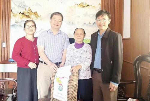 Lãnh đạo xã Vĩnh Linh thăm bà Nguyễn Thị Xuyên, vợ Liệt sĩ Nguyễn Văn Hoan ở thôn Hồ Xá Bắc.