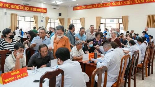 Y bác sĩ Bệnh viện Thống Nhất khám sức khỏe người dân ở phường Vũng Tàu.