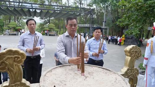 Lãnh đạo tỉnh Quảng Trị thành kính dâng hương tưởng nhớ các anh hùng liệt sĩ.