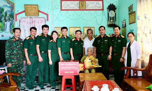 Đoàn công tác Đoàn Kinh tế-Quốc phòng 719, Binh đoàn 16 thăm, tặng quà Bà mẹ Việt Nam anh hùng Trần Thị Bảy. Ảnh: GIA HÂN