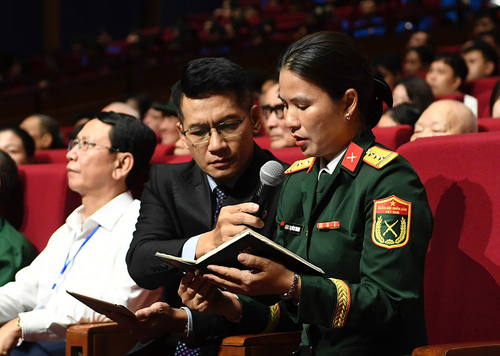 Thượng tá Đặng Thị Bích Trang chia sẻ những dòng nhật ký của chồng - liệt sĩ phi công Trần Thanh Nghị. Ảnh: TUẤN HUY
