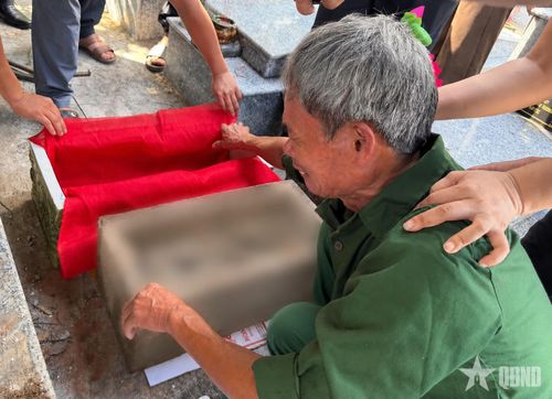 Sau khi được xác định danh tính bằng công nghệ ADN, ông Nguyễn Trọng Bảy nghẹn ngào bên hài cốt người anh trai sau hành trình hơn nửa thế kỷ tìm kiếm.