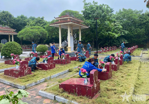  Vệ sinh, chỉnh trang nghĩa trang liệt sĩ tại tổ dân phố Trung Sơn, phường Tùng Thiện, TP Hà Nội. 