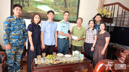  Cán bộ, học viên Tiểu đoàn 6 thăm, tặng quà ông Hạ Kim Tình, thương binh hạng 4/4 tại tổ dân phố Trung Hậu, phường Tùng Thiện, TP Hà Nội.