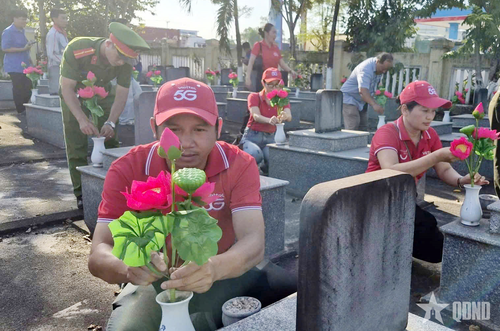  Cán bộ, chiến sĩ LLVT tỉnh Quảng Ngãi và cán bộ, nhân viên Viettel Quảng Ngãi chung tay thay hoa sen tại các nghĩa trang liệt sĩ. 
