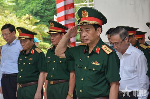 Đại tướng Phan Văn Giang cùng các đại biểu thành kính tưởng niệm Tổng Bí thư Trần Phú.