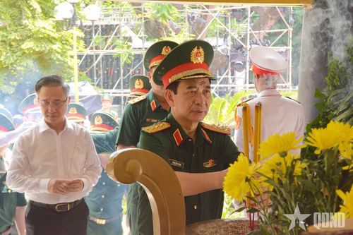 Đại tướng Phan Văn Giang dâng hương tại Nhà bia tưởng niệm các anh hùng liệt sĩ hy sinh trong cuộc Tổng tiến công và nổi dậy Xuân Mậu Thân 1968.