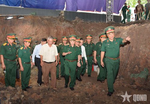 Đại tướng Phan Văn Giang thăm, kiểm tra thực tế khu vực tìm kiếm, quy tập hài cốt liệt sĩ tại Công viên Lê Thị Riêng. 