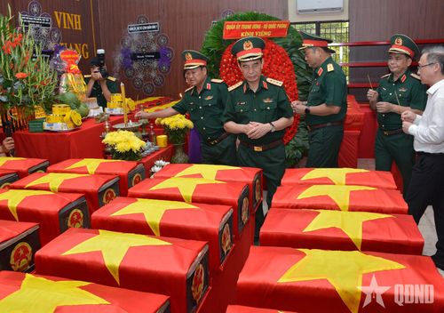 Đại tướng Phan Văn Giang và các đại biểu dâng hương tưởng niệm các anh hùng liệt sĩ tại nhà quàn ở Công viên Lê Thị Riêng. 