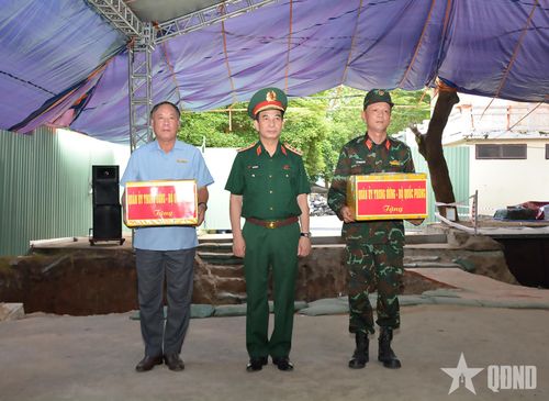 Đại tướng Phan Văn Giang trao quà tặng đại diện các lực lượng thực hiện nhiệm vụ tại Công viên Lê Thị Riêng. 