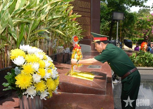 Đại tướng Phan Văn Giang dâng hương tại Tượng đài Tổng Bí thư Trần Phú. 