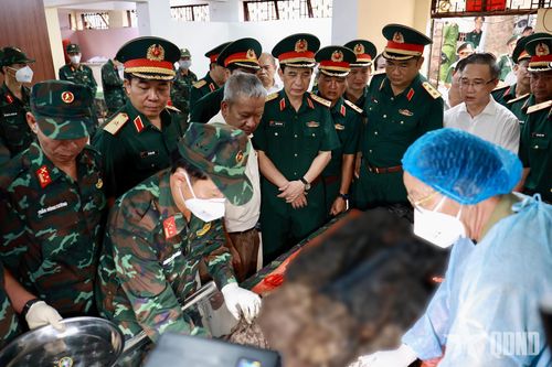 Đại tướng Phan Văn Giang thăm lực lượng thực hiện nhiệm vụ lấy mẫu, lưu mẫu hài cốt liệt sĩ.