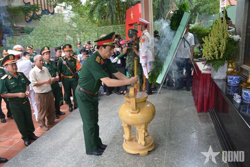  Đại tướng Phan Văn Giang dâng hương tại nơi thờ Anh hùng liệt sĩ Lê Thị Riêng và Anh hùng liệt sĩ Trần Văn Kiểu. 