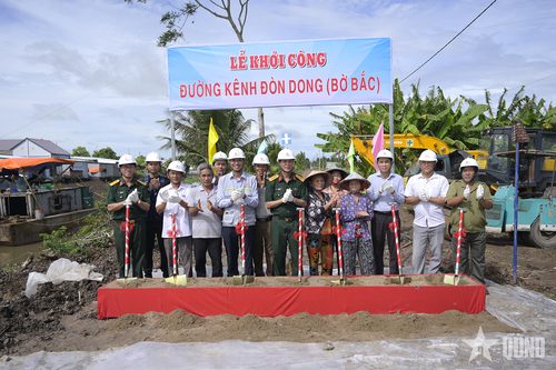 Các đại biểu thực hiện nghi thức động thổ khởi công công trình tuyến đường kênh Đòn Dong - công trình tiêu biểu nằm trong chuỗi hoạt động Tết Quân - Dân năm 2027 của tỉnh An Giang.