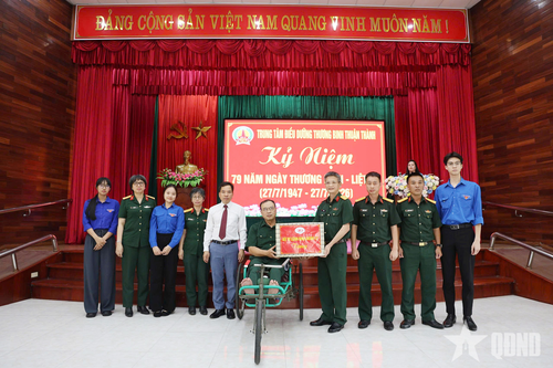 Đoàn công tác Binh đoàn 12 tặng quà Trung tâm Điều dưỡng thương binh Thuận Thành (Bắc Ninh). 