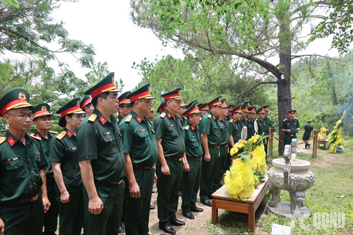  Bộ tư lệnh Binh đoàn 12 dâng hương, dâng hoa viếng mộ Đại tướng Võ Nguyên Giáp. 