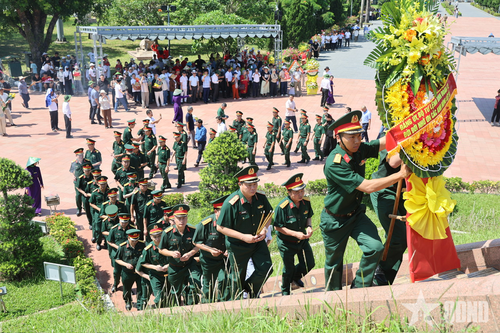 Bộ tư lệnh Binh đoàn 12 dâng hoa, dâng hương tại Di tích lịch sử quốc gia đặc biệt Thành cổ Quảng Trị. 