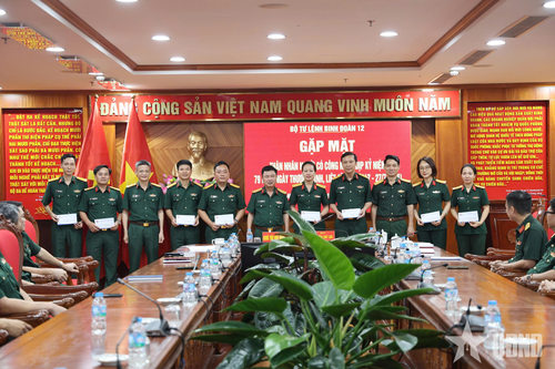 Binh đoàn 12 tặng quà các đồng chí là thân nhân người có công đang công tác tại cơ quan Binh đoàn. 