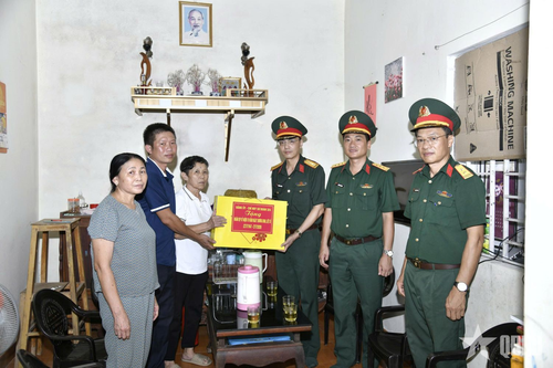 Đoàn công tác thăm, tặng quà gia đình chính sách, người có công với cách mạng trên địa bàn đóng quân. 