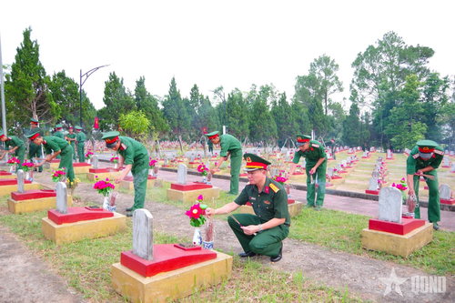 Cán bộ, chiến sĩ dâng hương tưởng niệm tại Nghĩa trang Liệt sĩ Việt - Lào, tỉnh Nghệ An. 