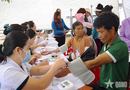 Đông đảo người dân và các đối tượng chính sách đến tham gia chương trình. 