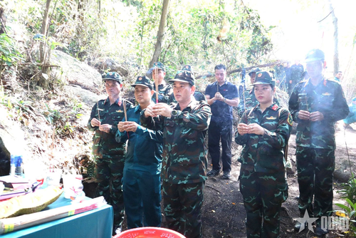Đại tá Đinh Văn Hưng cùng đội tìm kiếm thắp hương tưởng niệm các liệt sĩ.