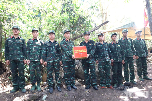  Đại tá Đinh Văn Hưng, Chính ủy Bộ CHQS TP Đà Nẵng trao quà tặng các lực lượng tìm kiếm hài cốt liệt sĩ tại hang Đá Sập. 