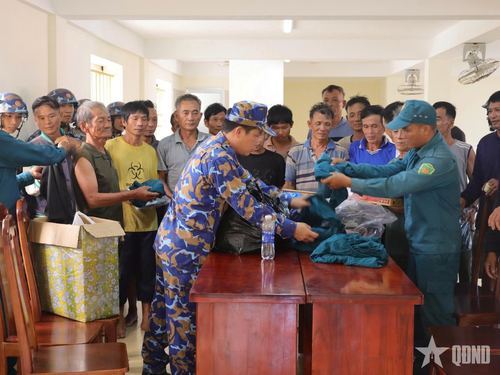  Hỗ trợ quần áo cho ngư dân.