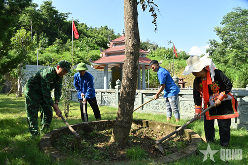  Tu sửa, chỉnh trang khuôn viên nhà bia ghi danh anh hùng liệt sĩ là hoạt động thường xuyên của cán bộ, chiến sĩ Bộ đội Biên phòng tỉnh Lai Châu và thanh niên địa phương.