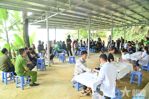 Người dân bản Dền Thàng, xã Dào San (Lai Châu) có mặt từ sáng sớm để được khám sức khỏe.