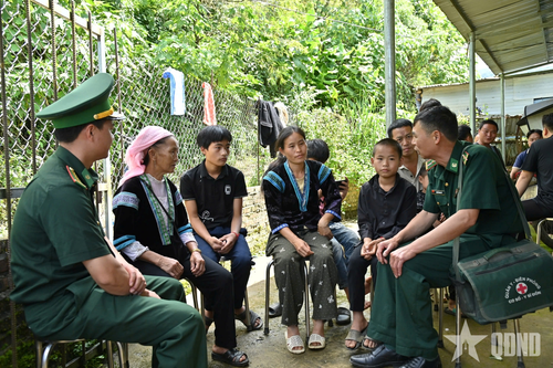 Không chỉ khám sức khỏe, Bộ đội Biên phòng còn thăm hỏi tình hình đời sống của các hộ dân.
