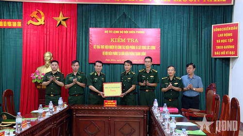 Thủ trưởng Bộ tư lệnh Bộ đội Biên phòng tặng quà động viên cán bộ, chiến sĩ Đồn Biên phòng Thanh Luông.