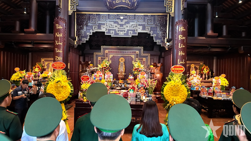 Đoàn công tác dâng hương tại Đền thờ liệt sĩ tại Chiến trường Điện Biên Phủ.